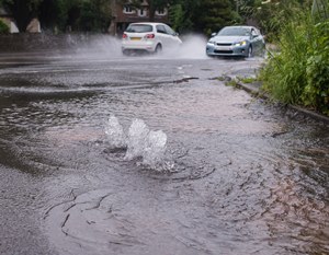 道路で水漏れ